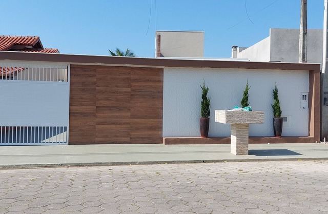 Maison avec piscine à Caraguatatuba au sein d'une communauté fermée.