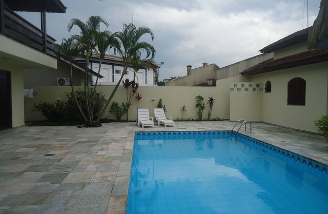 MAISON DE HAUT STANDARD DANS LE JARDIN EN ACAPULCO CONDOMINIUM. 4 SUITES. GUARUJÁ.