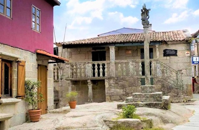 Ancien entrepôt de sel avec vue sur la mer