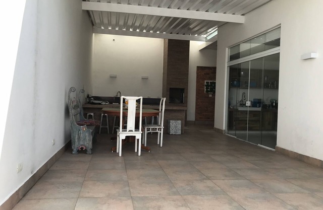 Maison à Guarujá avec piscine, barbecue dans une communauté fermée.