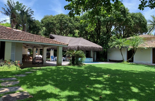 Maison à Praia da Armação, debout sur le sable à Ihabela.