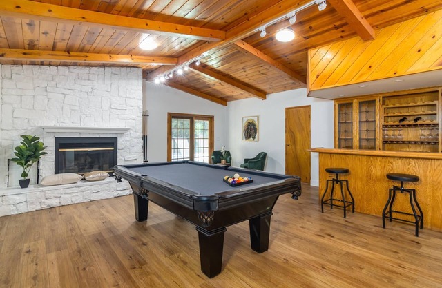 HOUSE IN PRIME LOCATION WITH HUGE POOL & SPA