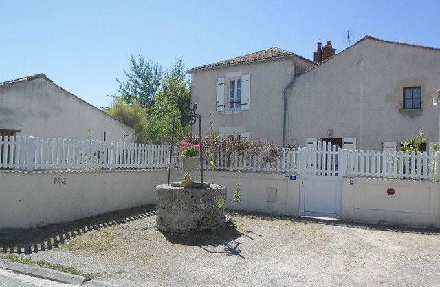 Maison dans bourg très calme,proche de La Rochelle,à 10mn de Châtelaillon-Plage.