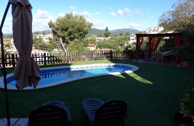 MAISON À SANTA SUSANA / REZ DE CHAUSSEE C / PISCINE, BARBECUE ET CHILL OUT