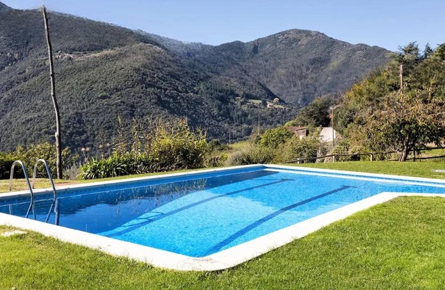 Maison avec jardin, aire jeux et piscine partagée