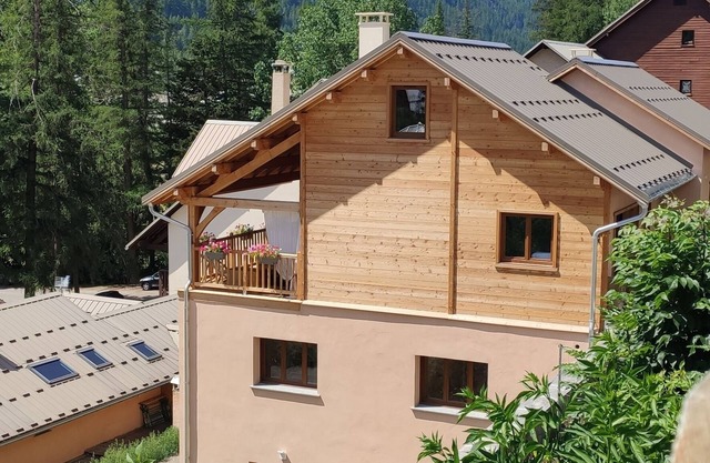Maison au coeur du village d'Aiguilles. Idéal pour rayonner dans le Queyras