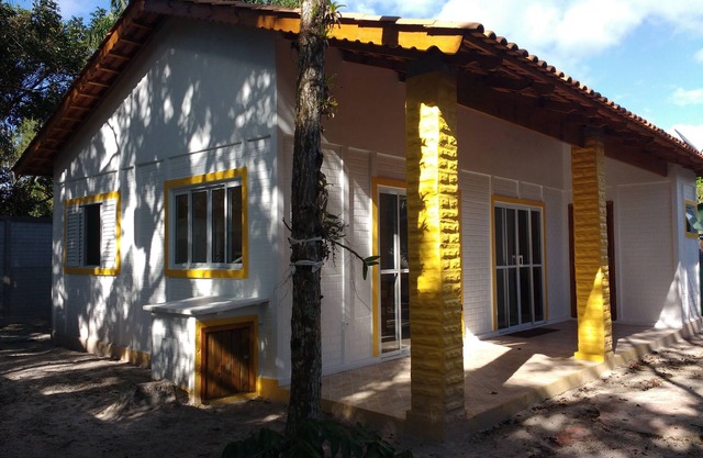 Nouvelle maison au milieu de la zone de protection de l'environnement dans le village des pêcheurs