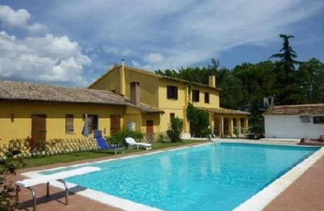 Maison immergée dans le calme de l'ombrie avec piscine et parc clôturé