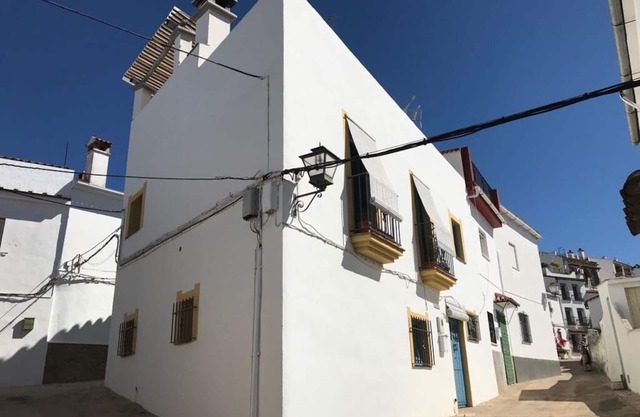 Grande et belle maison de village, pleine de charme, avec une superbe vue.