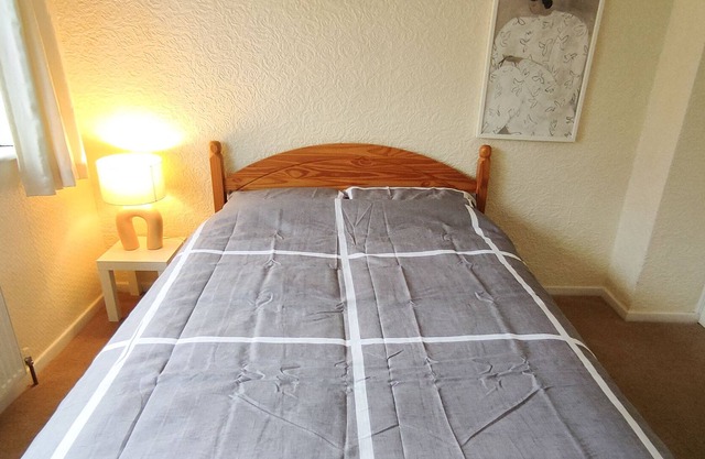 House in top area with parking for 2 vehicles - 5 mins from M5/M6