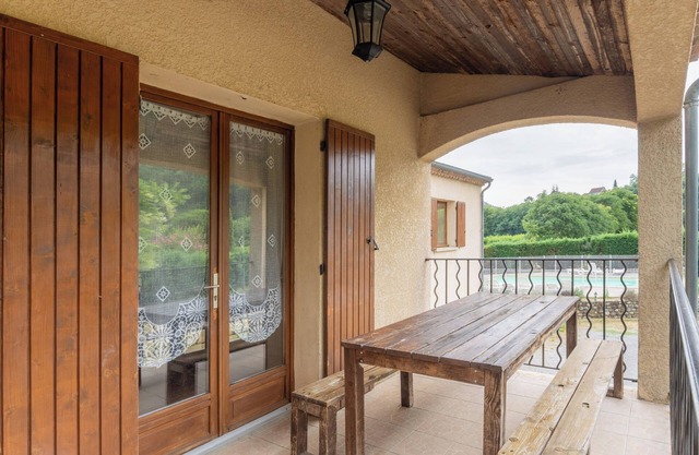 Maison 'Les Sources Gite Cabernet' avec piscine partagée, terrasse privée et climatisation