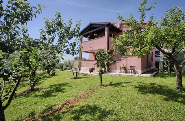 3 chambres, belle vue sur la nature, 2 appartements.