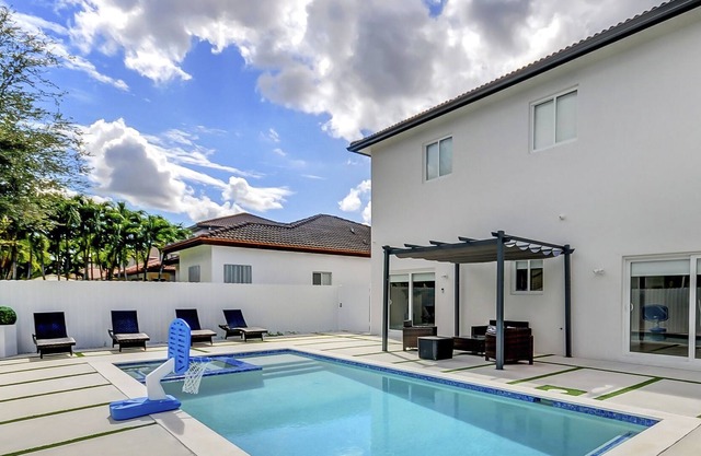 House Miami/Game Room/HeatedPool &Jacuzzi/16Sleeps