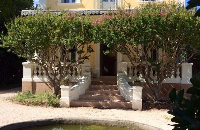 Demeure de caractère avec piscine sur grand jardin, proche de la mer.
