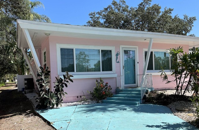 House of Sirenity: Mid Century Beach Bungalow in Artsy Gulfport!