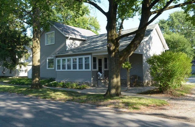 cozy home with hot tub next to downtown Valparaiso