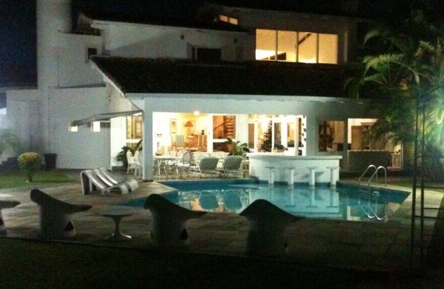 Maison sur 1000mts de terrain, Excellent emplacement avec bar piscine et grand confort