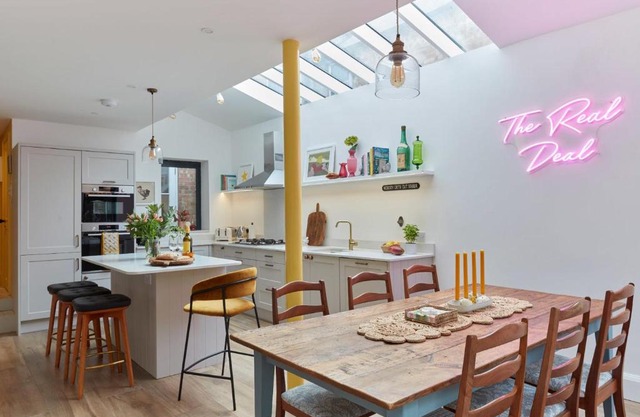 House on Beaconsfield by Coaste - spacious seaside home perfect for relaxing with friends or family