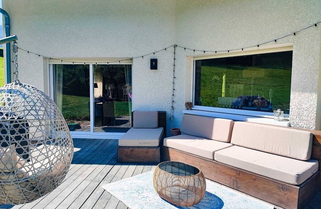 Maison bord du lac d'Annecy, 25 mn de stations & aux pieds des montagnes