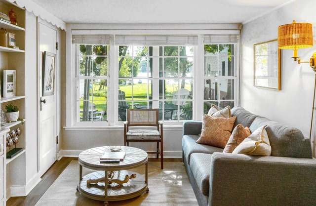 House on the Bay – Lakefront 2 BDR Sleeps 6, Walk to Dining & More