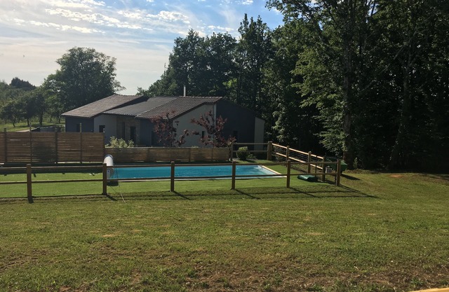 Maison sur les hauteurs du ROC avec piscine