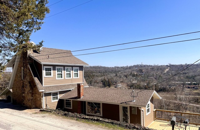 "House on the Rock" Romantic Cottage Getaway w/ Hot Tub and Fireplace!!