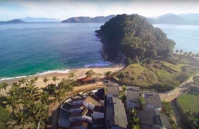 Casa pé na areia Ubatuba a 30m da praia da Sununga e 100m da praia do Lázaro.