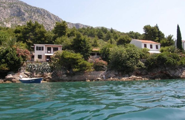 Maison en bord de mer avec plage privée, parking privé, jardin et place pour bateau