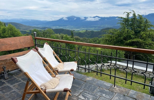 Maison surplombant le massif du Cadí-Moixeró, traditionnelle des années 70 avec