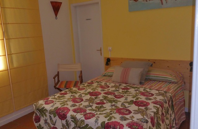 una casa tranquila con piscina interior.