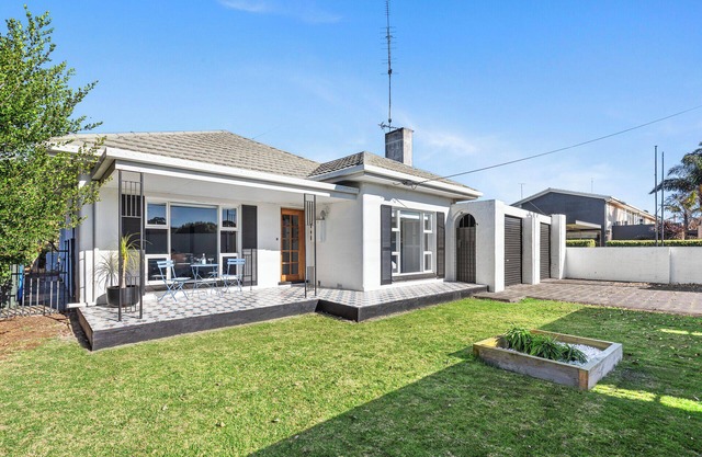 House plus fully equipped retreat. Sleeps 10 in Mount Gambier, South Australia