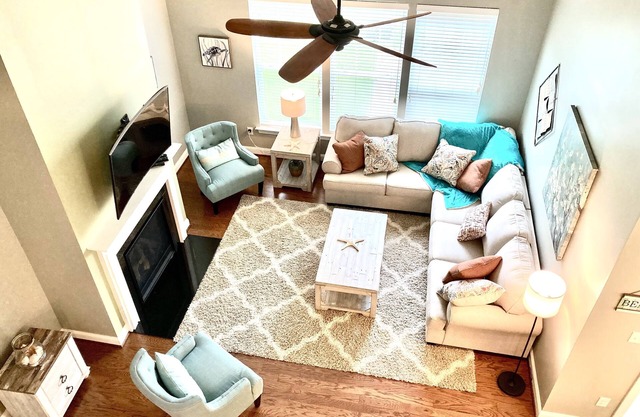 House sleeps 10, steps to pool, indoor/outdoor living, shuttle to Bethany Beach