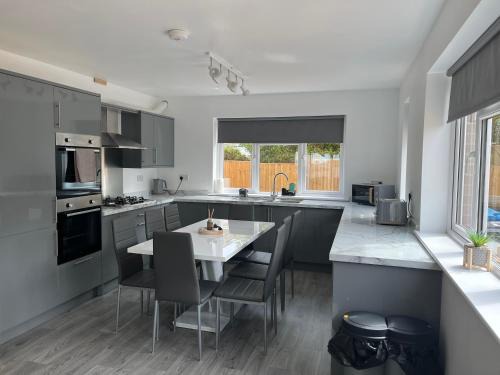 House - Sleeps 14 onsite parking & pets allowed