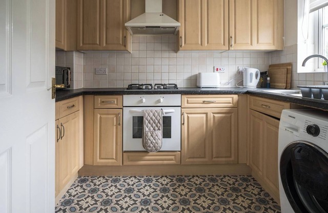 House-Sleeps7-Parking-Garden-SportsChannels