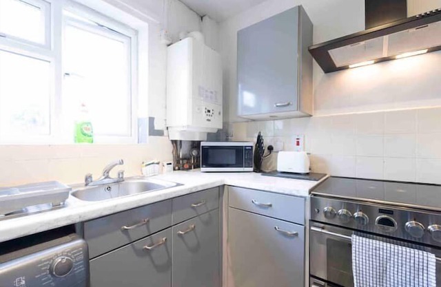 House-Sleeps7-Parking-Garden-PetFriendly