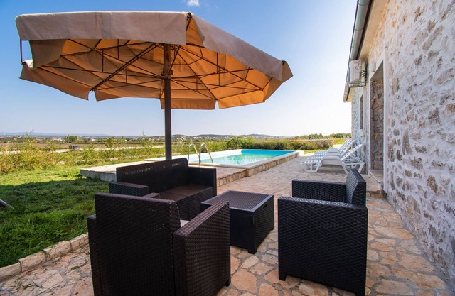 Maison Stone Curlew 3 (69741-K1) - Lišane Tinjske