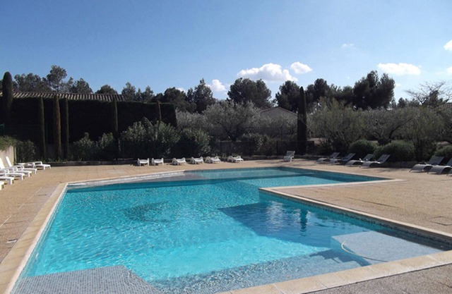 Joli mazet climatisé avec jardin dans résidence de standing, avec piscine