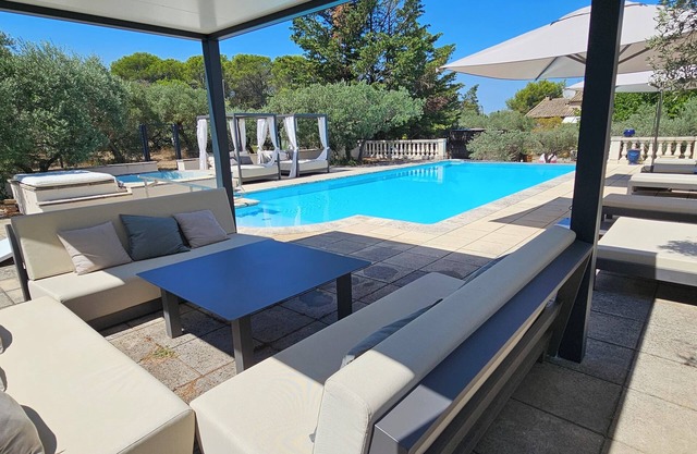 Maison avec jardin au milieu des oliviers et au pieds des Alpilles