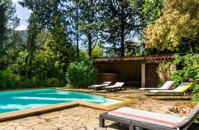 Adorable villa avec piscine nichée dans la pinéde