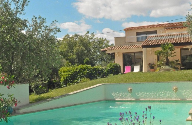 Grande villa sur hauteurs de Nîmes, lumière, calme, jardin, piscine débordement
