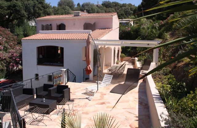 VILLA BORD DE MER (250 m)