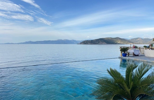 villa pieds dans l'eau accès plage avec piscine