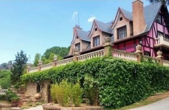 House with swimming pool, paddle and 25 hectares for 11 persons