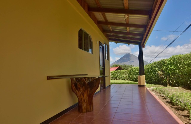 Maison avec vue sur le volcan. À distance de marche du supermarché et des restaurants.