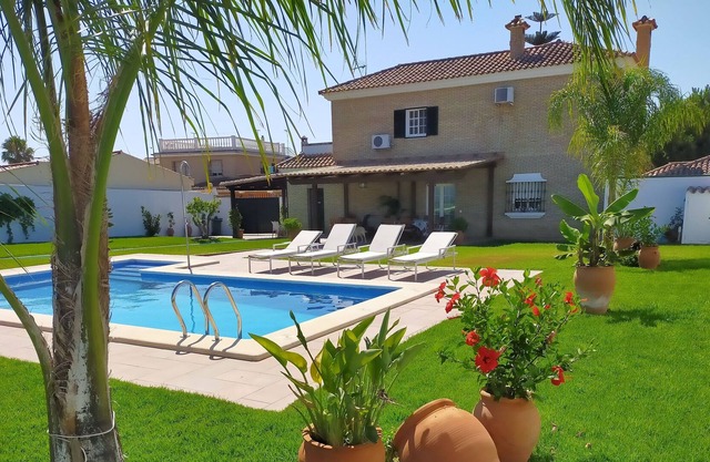 Maison avec court de tennis et piscine à côté de la plage