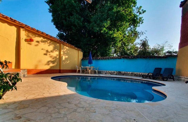 House with a great pool near the historic center!