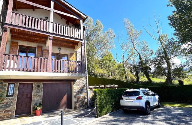 Maison avec 2 terrasses, jardin et piscine collective avec vue dégagée sur les montagnes