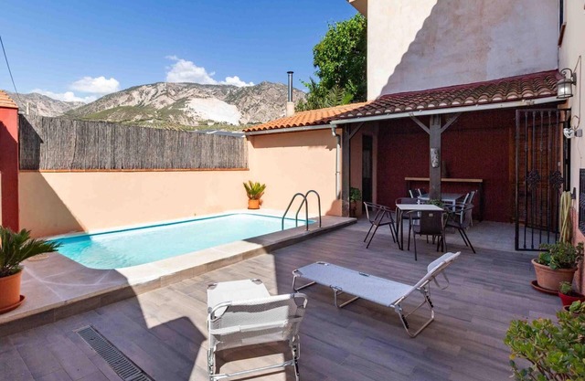 Maison avec barbecue et piscine