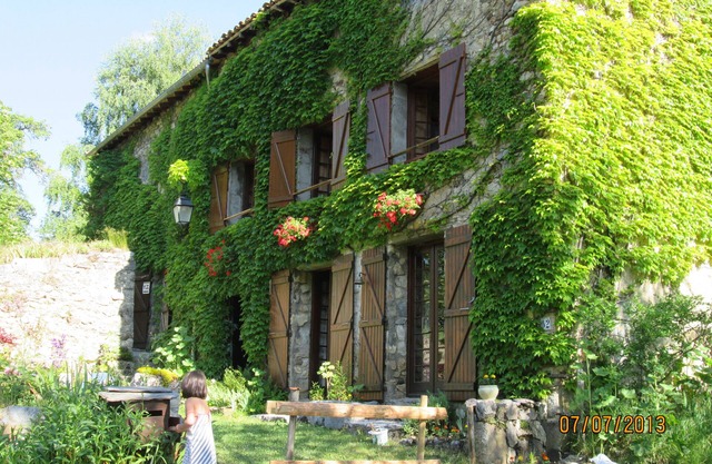 Ancienne ferme rénovée, vue imprenable sur montagne boisée. Châteaux cathares