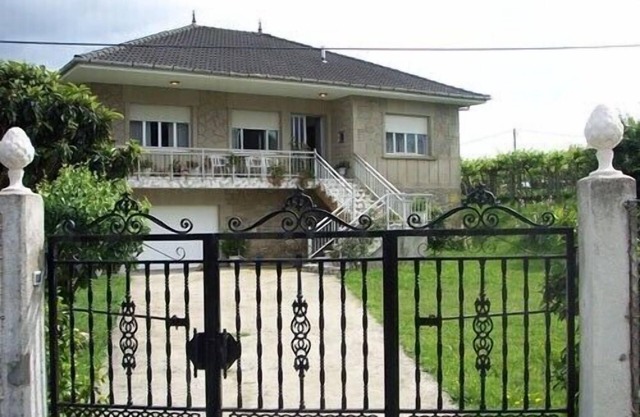 MAISON AVEC PARKING FERMÉE, JARDIN, JARDIN, 3 CHAMBRES A 2600 METRES DE LA PLAGE